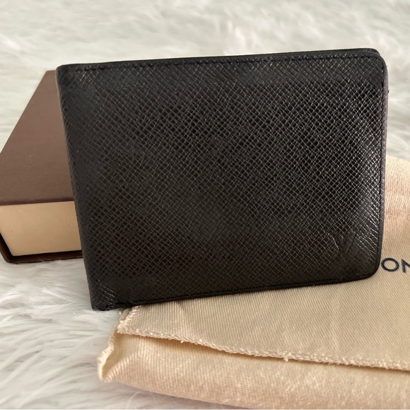 Authentic Louis Vuitton Taiga Leather Black Mens Wallet - Picture 1 of 15